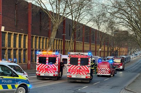 Bei zwei Unfällen von Linienbussen innerhalb von Minuten und nur wenige Meter entfernt sind mehrere Menschen verletzt worden. Za