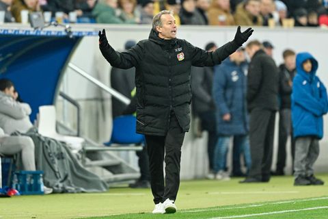 Leverkusens Trainer Kasper Hjulmand will mit seiner Mannschaft in die nächste Runde in der Champions League. Foto: Uwe Anspach/d