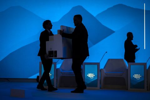 Stimmung unter Firmenchefs trübt sich ein. Foto: Michael Buholzer/KEYSTONE/dpa