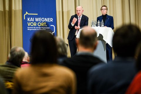 Im Zuge der Gesprächsreihe "Kai Wegner vor Ort" stellt sich Berlins Regierender Bürgermeister Kai Wegner (CDU) regelmäßig Fragen