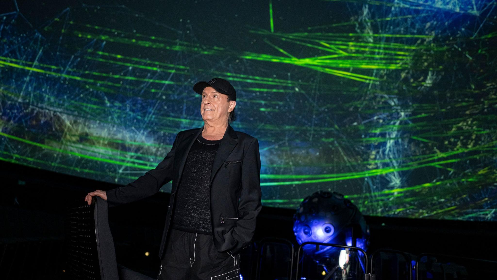 Peter Schilling im Saal des Berliner Zeiss-Großplanetariums