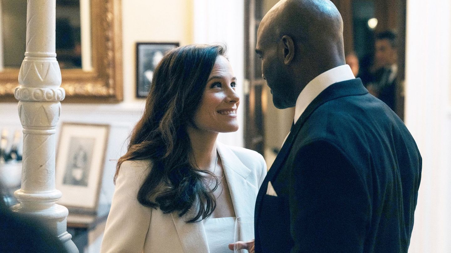 Anwältin Sarah Deléan (Caroline Dhavernas) und ihr Partner Jared (Ako Chanoine) erleben ihren beruflichen Höhepunkt. Eines Tages entdeckt Sarah eine Leiche ...