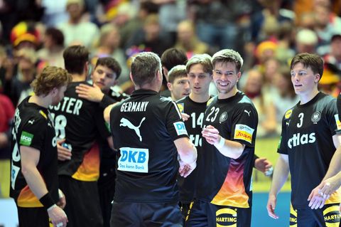 Spaniens Javier Rodriguez Moreno (r.) versucht Deutschlands Juri Knorr (l.) bei der Handball-EM zu stoppen