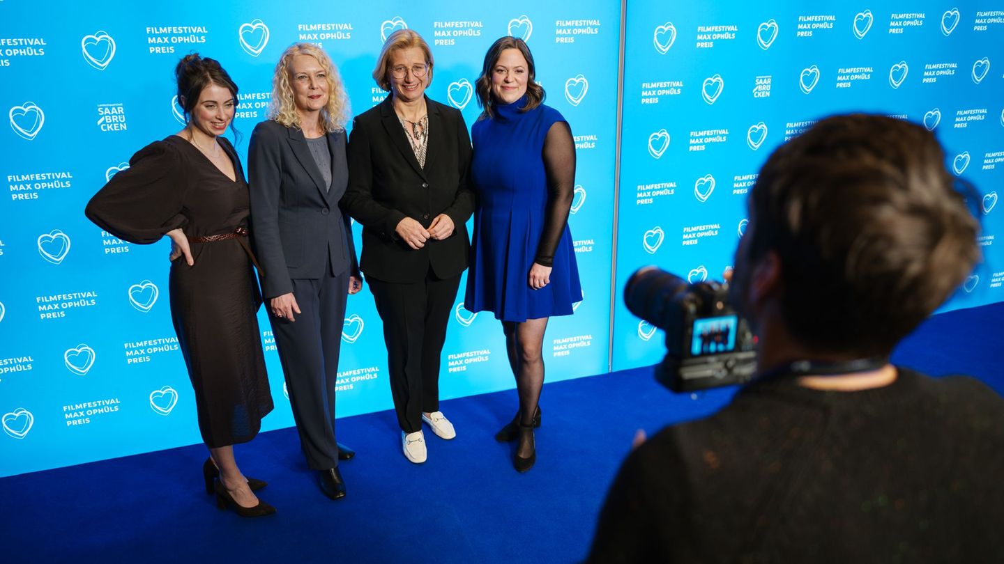 Unter anderem die saarländische Ministerpräsidentin Anke Rehlinger (2.v.r.) war bei der Eröffnung dabei. Sie bezeichnete das Fes