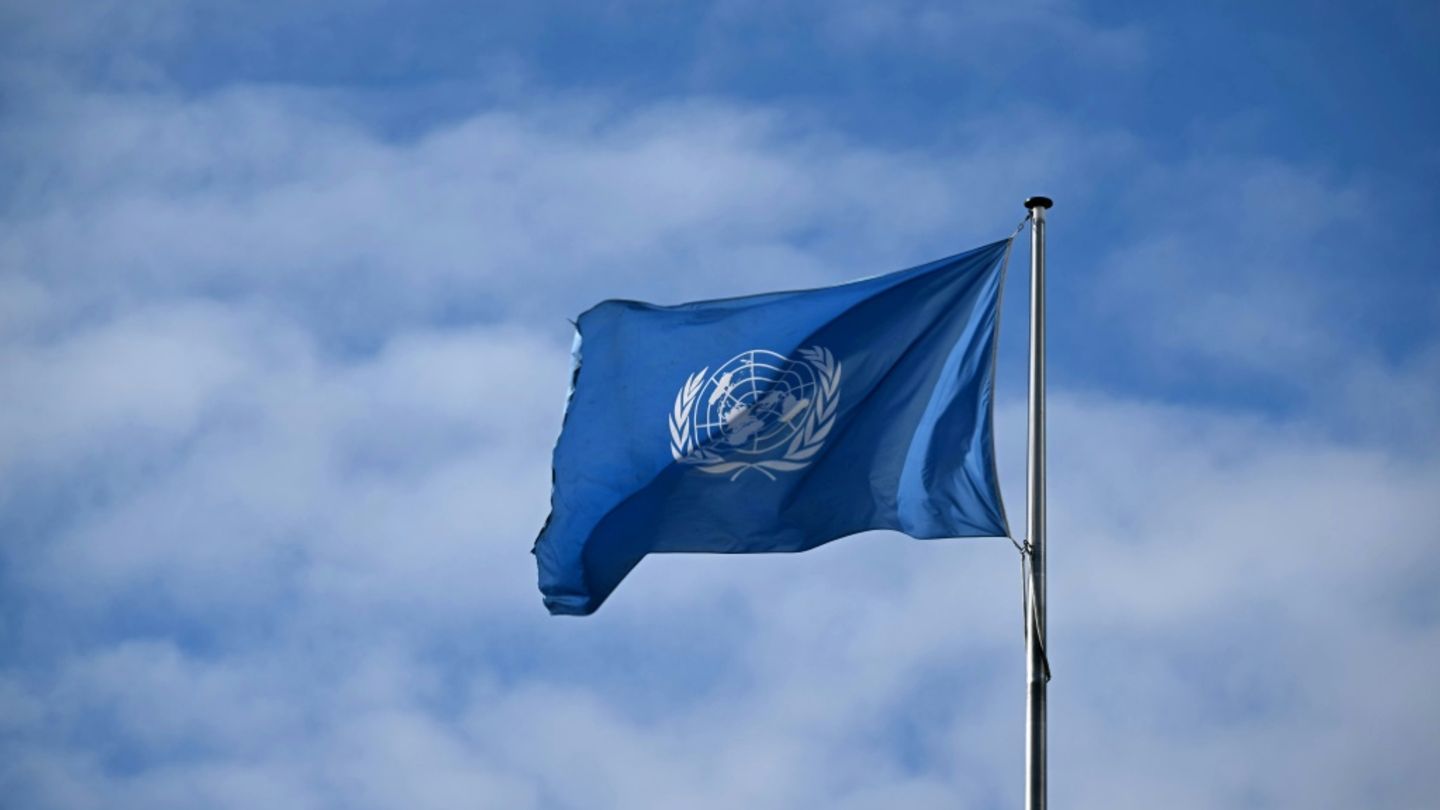 Flagge der Vereinten Nationen auf UN-Campus in Bonn