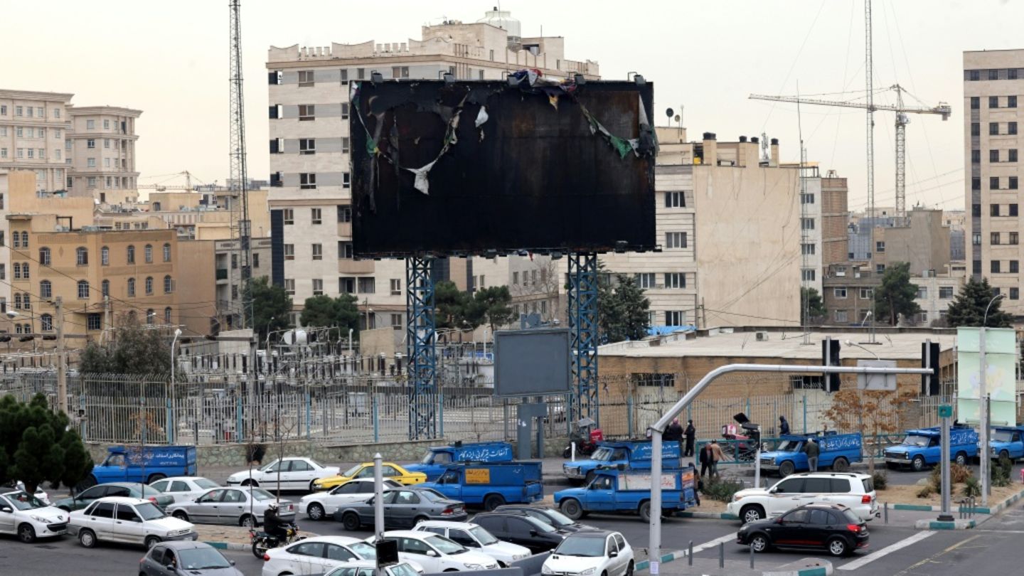 Ausgebrannte Werbetafel in Teheran