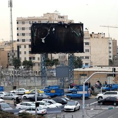 Ausgebrannte Werbetafel in Teheran