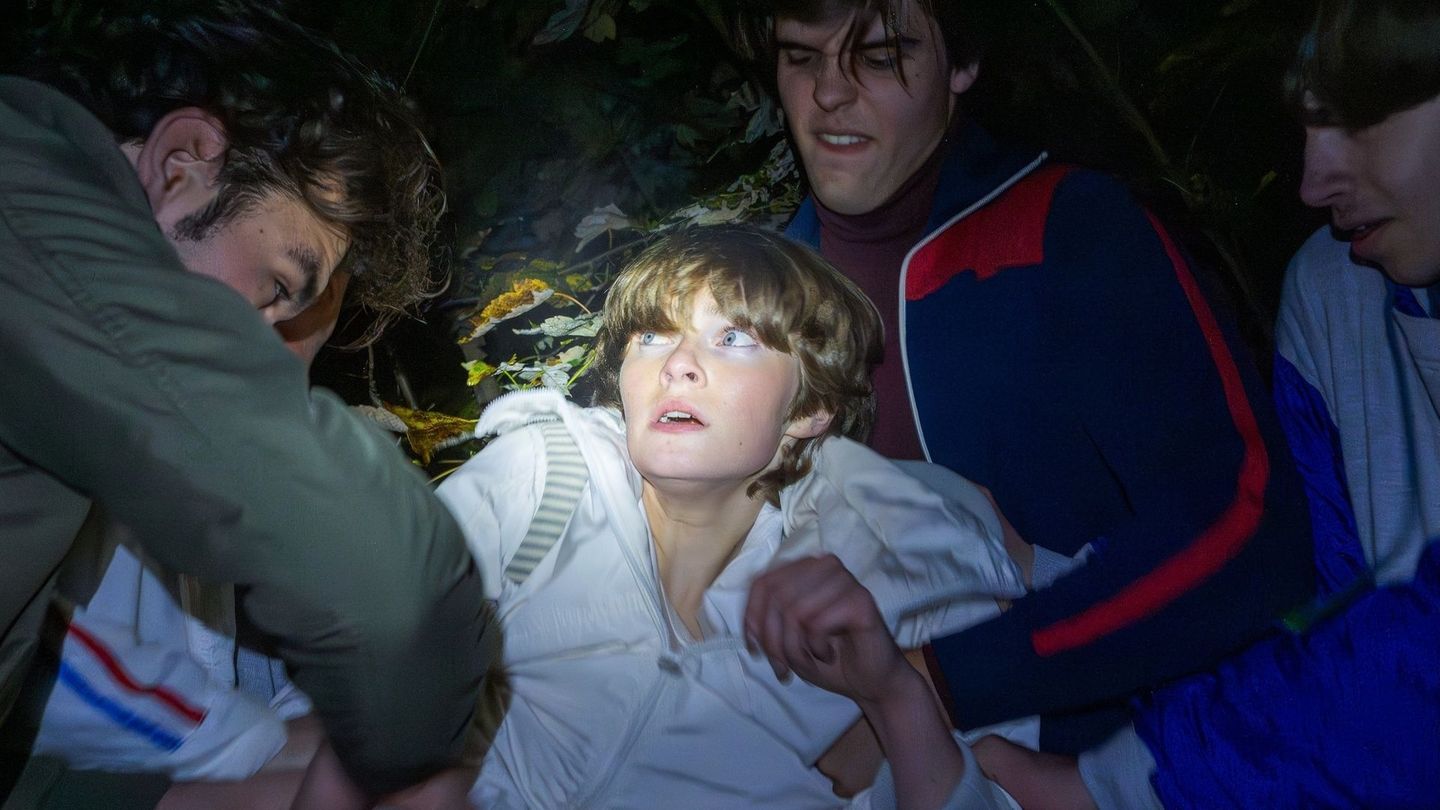 Ein junges Mädchen wird nachts von mehreren jungen Leuten angegriffen und schließlich ermordet.