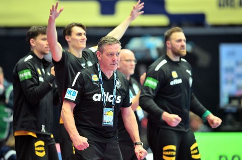 Alfred Gislason feiert mit Deutschlands Handballern den Einzug in die EM-Hauptrunde. Foto: Sina Schuldt/dpa