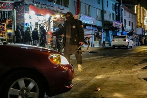 Taliban-Sicherheitskräfte nahe dem Explosionsort