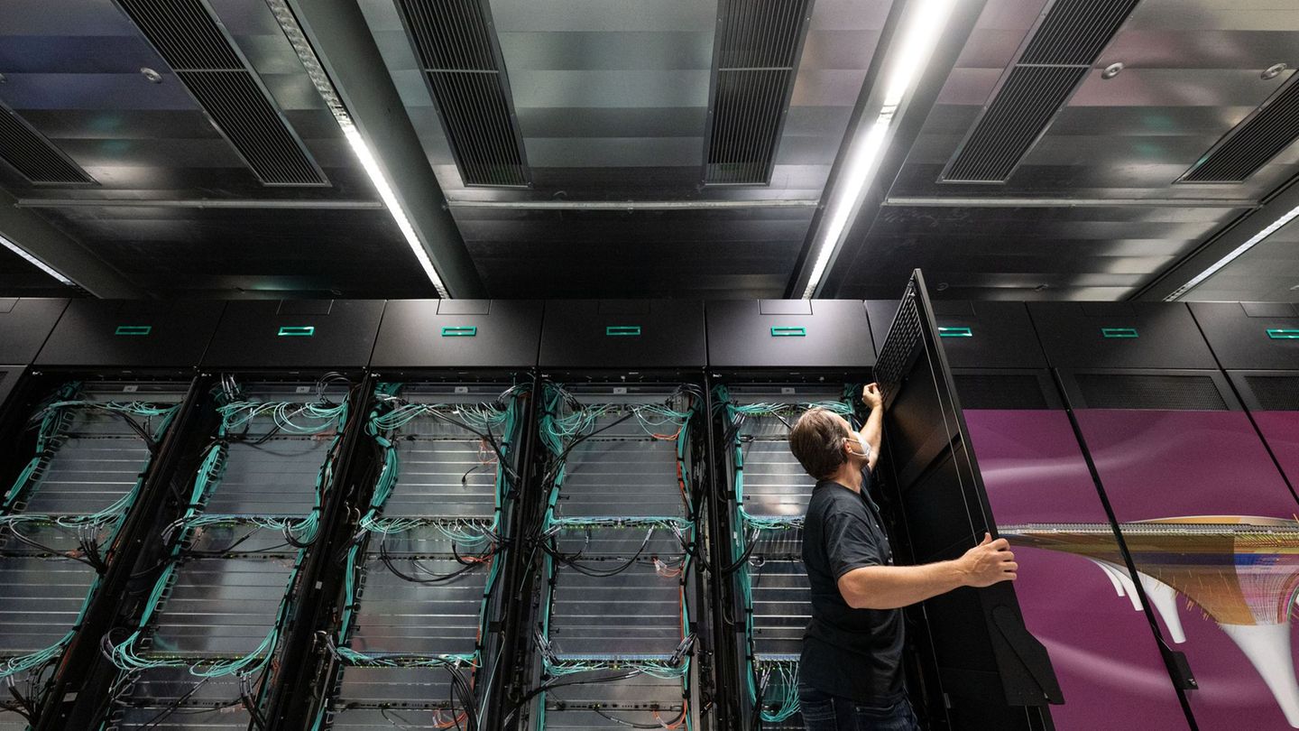 "Wenn man die Kernsysteme nicht modernisiert, redet man mit KI nur etwas schön." (Archivbild) Foto: Marijan Murat/dpa