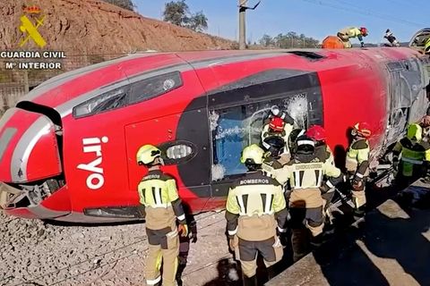 Rettungskräfte bei dem entgleisten Zug nahe Adamuz