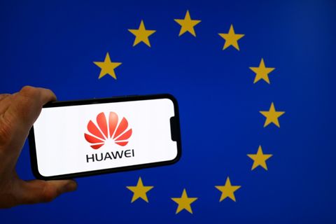 Huawei-Logo vor einer EU-Flagge
