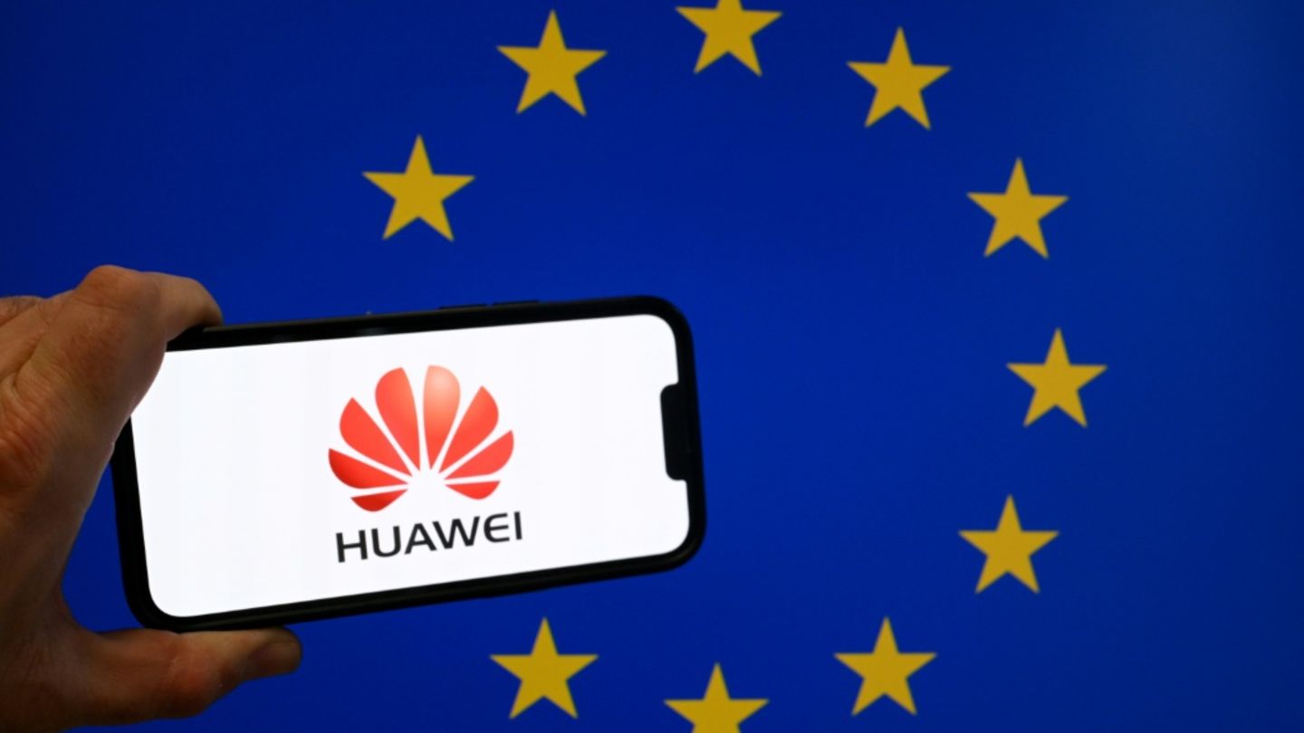 Huawei-Logo vor einer EU-Flagge