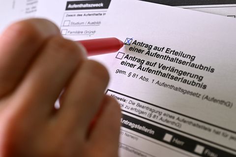 34 ausreisepflichtige Ausländern durften 2025 als Härtefälle bleiben. (Symbolbild) Foto: Martin Schutt/dpa