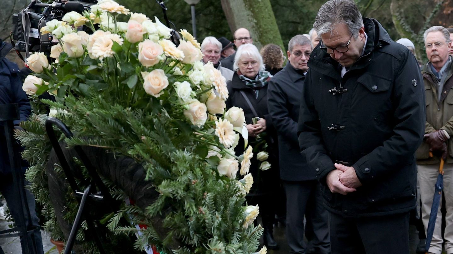 Herzing im vergangenen Jahr bei einer Kranzniederlegung am Tatort. (Archivbild) Foto: Daniel Löb/dpa