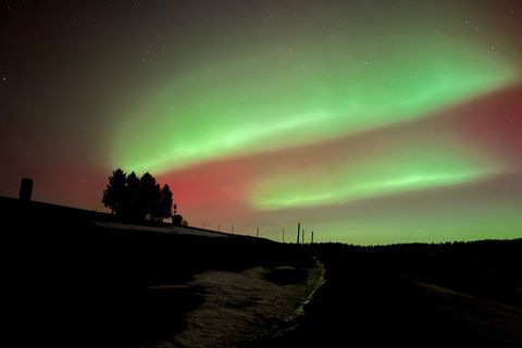 Auf dem Schauinsland hat sich der Himmel am Abend leuchtend bunt gezeigt. Foto: Valentin Gensch/dpa