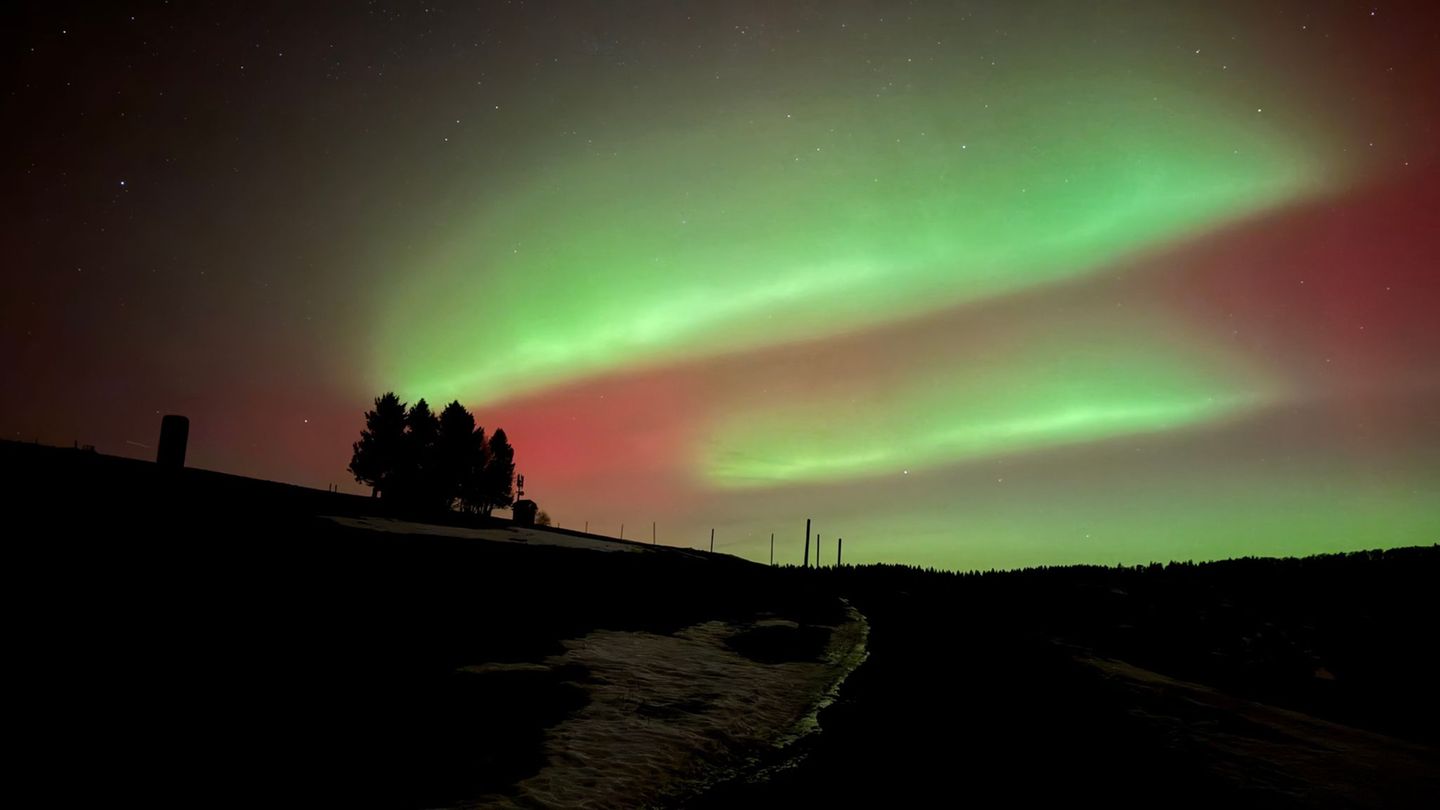 Auf dem Schauinsland hat sich der Himmel am Abend leuchtend bunt gezeigt. Foto: Valentin Gensch/dpa
