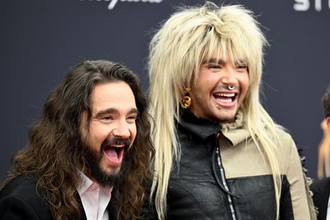 Die Musiker Tom (l.) und Bill Kaulitz stehen auf dem roten Teppich
