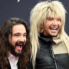 Die Musiker Tom (l.) und Bill Kaulitz stehen auf dem roten Teppich
