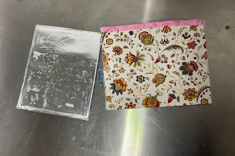 Eine Postkarte aus Spanien enthielt unter einer Folie versteckt Kokain. Foto: Christiane Ullrich/Hauptzollamt Potsdam/dpa