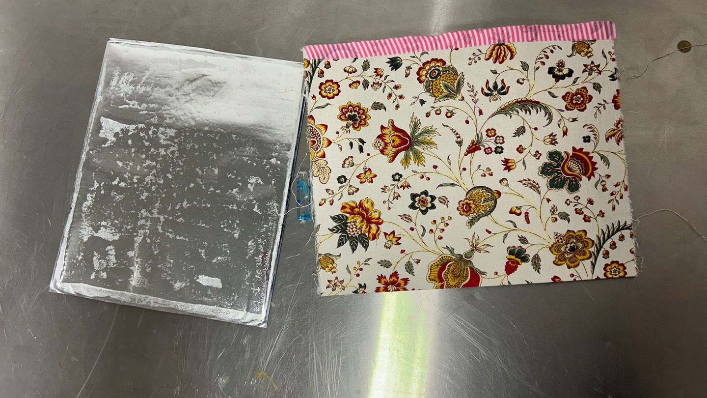 Eine Postkarte aus Spanien enthielt unter einer Folie versteckt Kokain. Foto: Christiane Ullrich/Hauptzollamt Potsdam/dpa