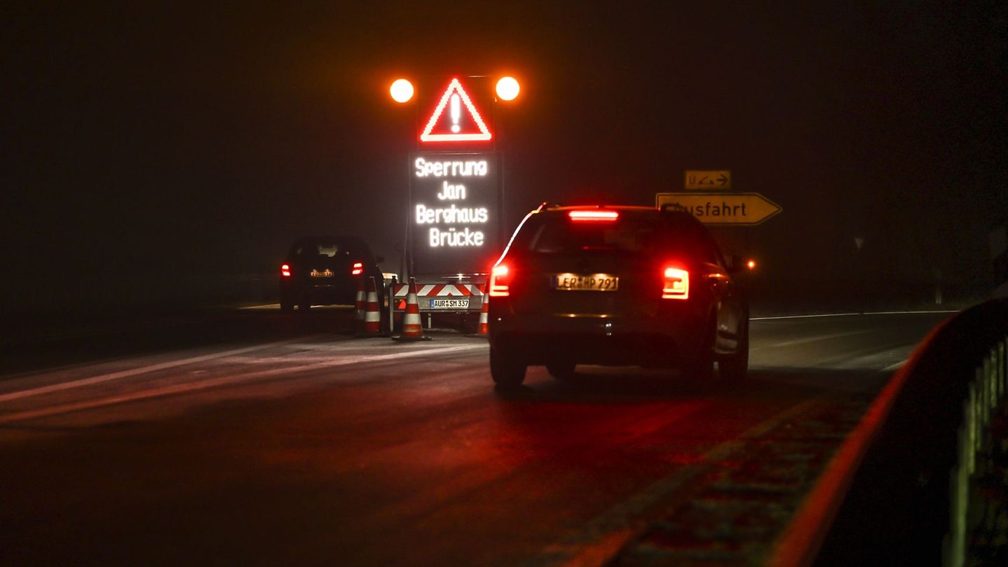 Im ostfriesischen Leer staute sich der Verkehr auf der Umfahrung der Jann-Berghaus-Brücke. Foto: Lars Penning/dpa