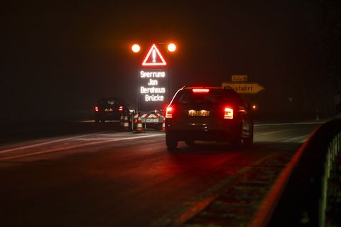 Im ostfriesischen Leer staute sich der Verkehr auf der Umfahrung der Jann-Berghaus-Brücke. Foto: Lars Penning/dpa