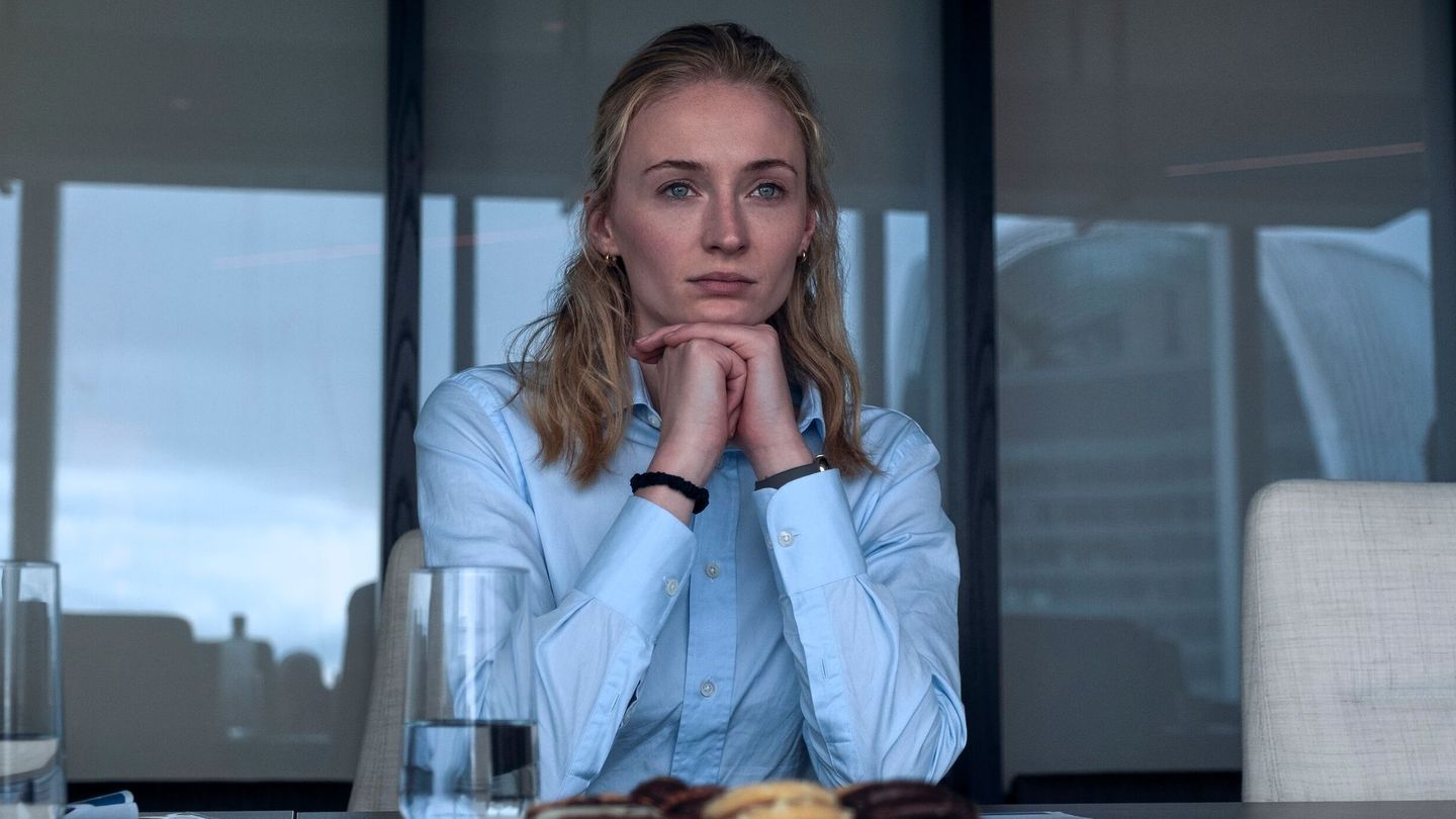 An einem scheinbar gewöhnlichen Arbeitstag wird Zara (Sophie Turner) böse überrascht.