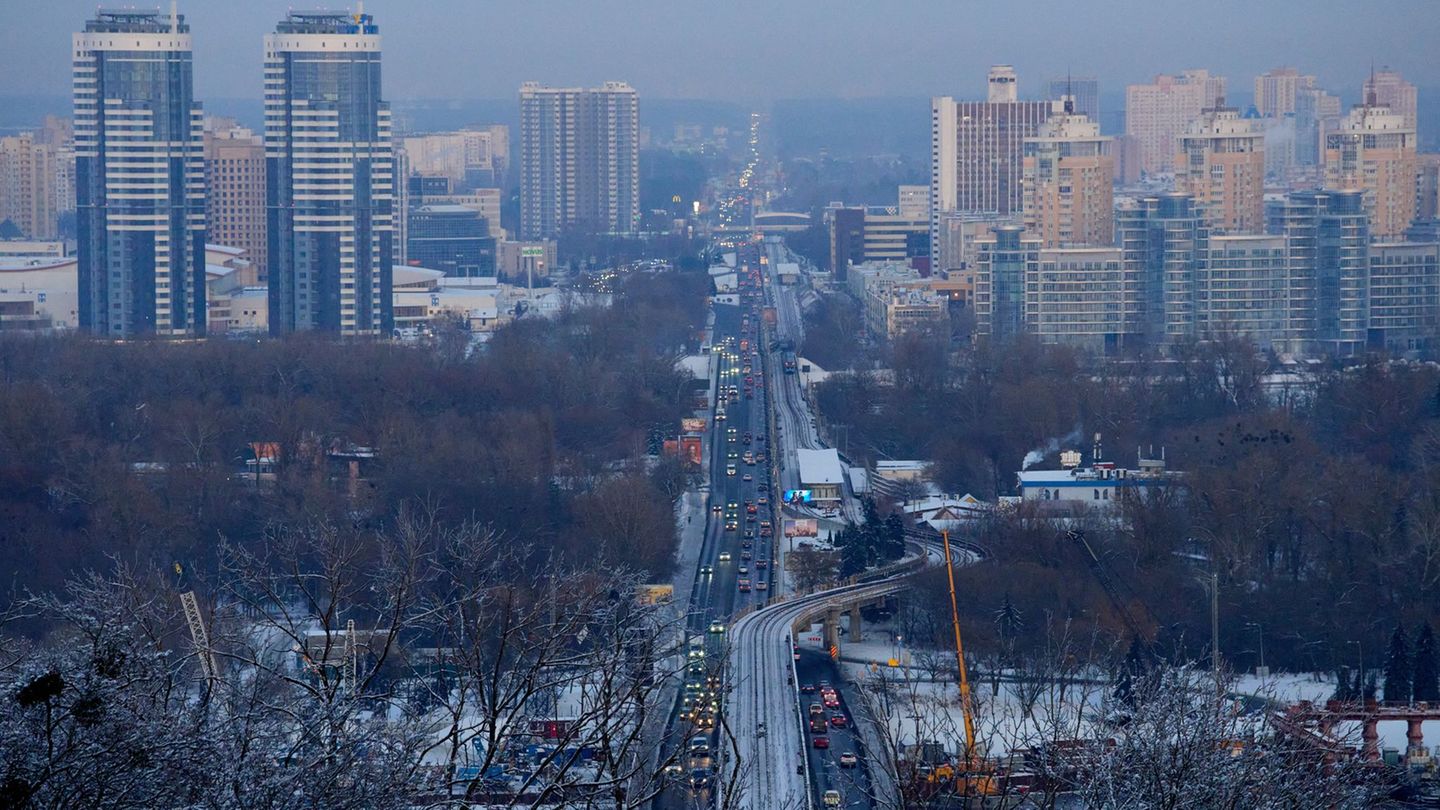 In den Stadtteilen Kiews am linken Ufer des Flusses Dnipro ist nach neuerlichen russischen Angriffen neben der Wärme- auch die W