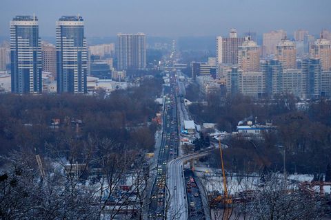 In den Stadtteilen Kiews am linken Ufer des Flusses Dnipro ist nach neuerlichen russischen Angriffen neben der Wärme- auch die W