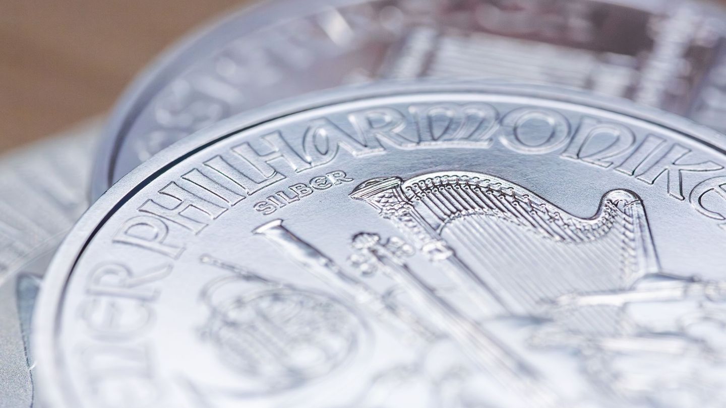 Die Preise für Silber und Gold steigen weiter. Foto: Fernando Gutierrez-Juarez/dpa