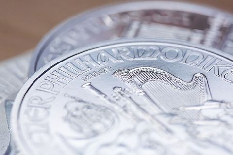 Die Preise für Silber und Gold steigen weiter. Foto: Fernando Gutierrez-Juarez/dpa