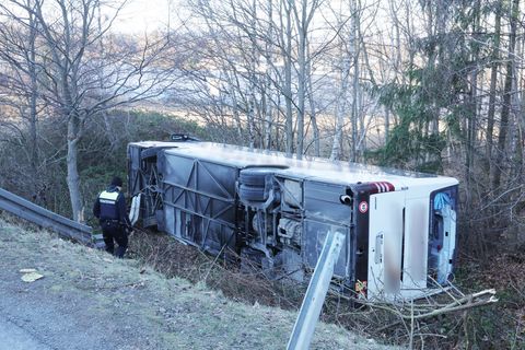 In Thüringen ist nach einem Busunfall mit mehreren Verletzten das Unfallfahrzeug geborgen worden. Foto: Bodo Schackow/dpa