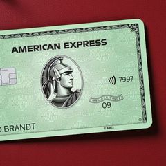 American Express Green Card auf rotem Untergrund