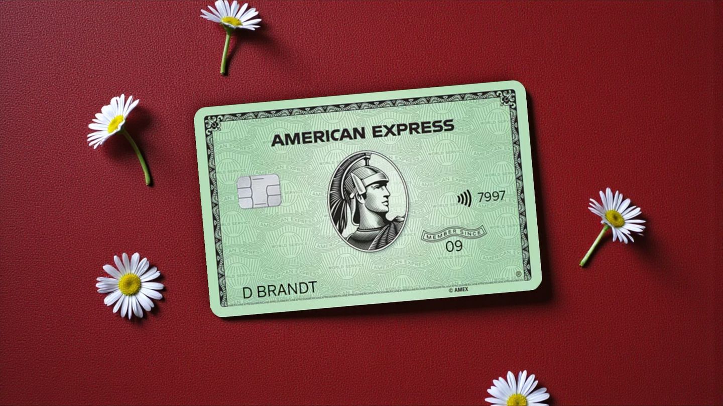 American Express Green Card auf rotem Untergrund