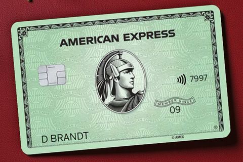 American Express Green Card auf rotem Untergrund