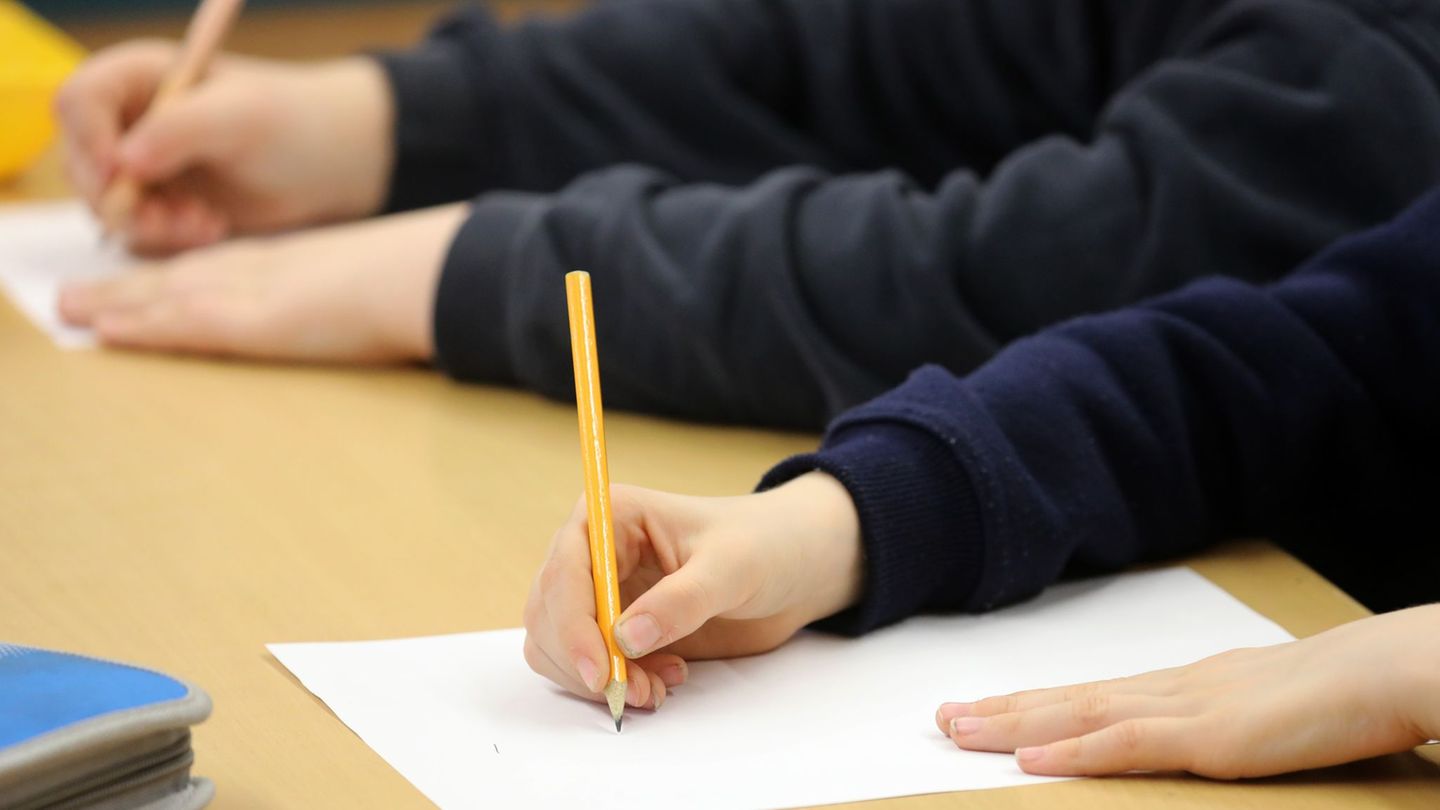 Die Zahl der Schüler mit Einwanderungsgeschichte steigt. (Archivbild) Foto: picture alliance / Bernd Wüstneck/dpa