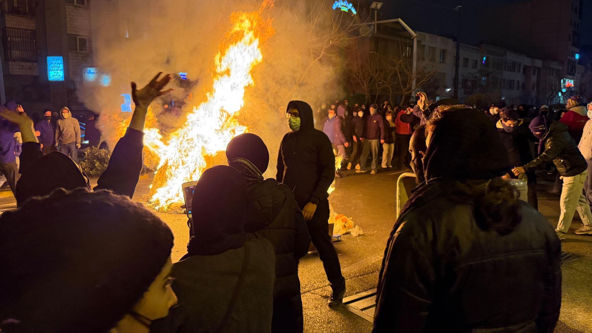 Proteste auf Irans Straßen: es brennt