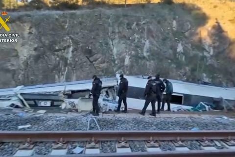In den besonders stark zerstörten Waggons wurden noch mindestens zwei Tote vermutet. Foto: -/Guardia Civil via AP/dpa