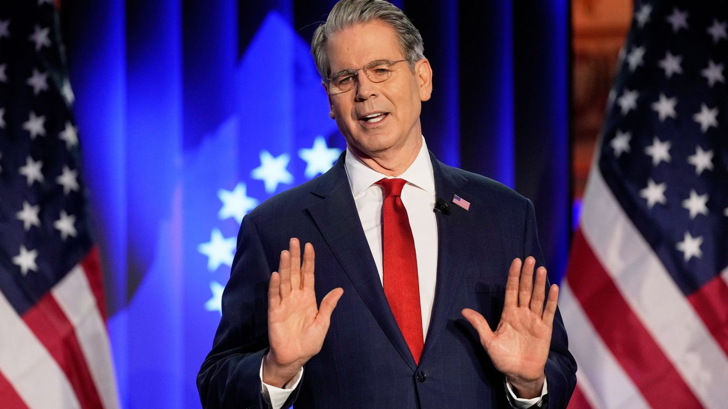 Bessent sprach im USA-House in Davos mit der Presse. Foto: Markus Schreiber/AP/dpa