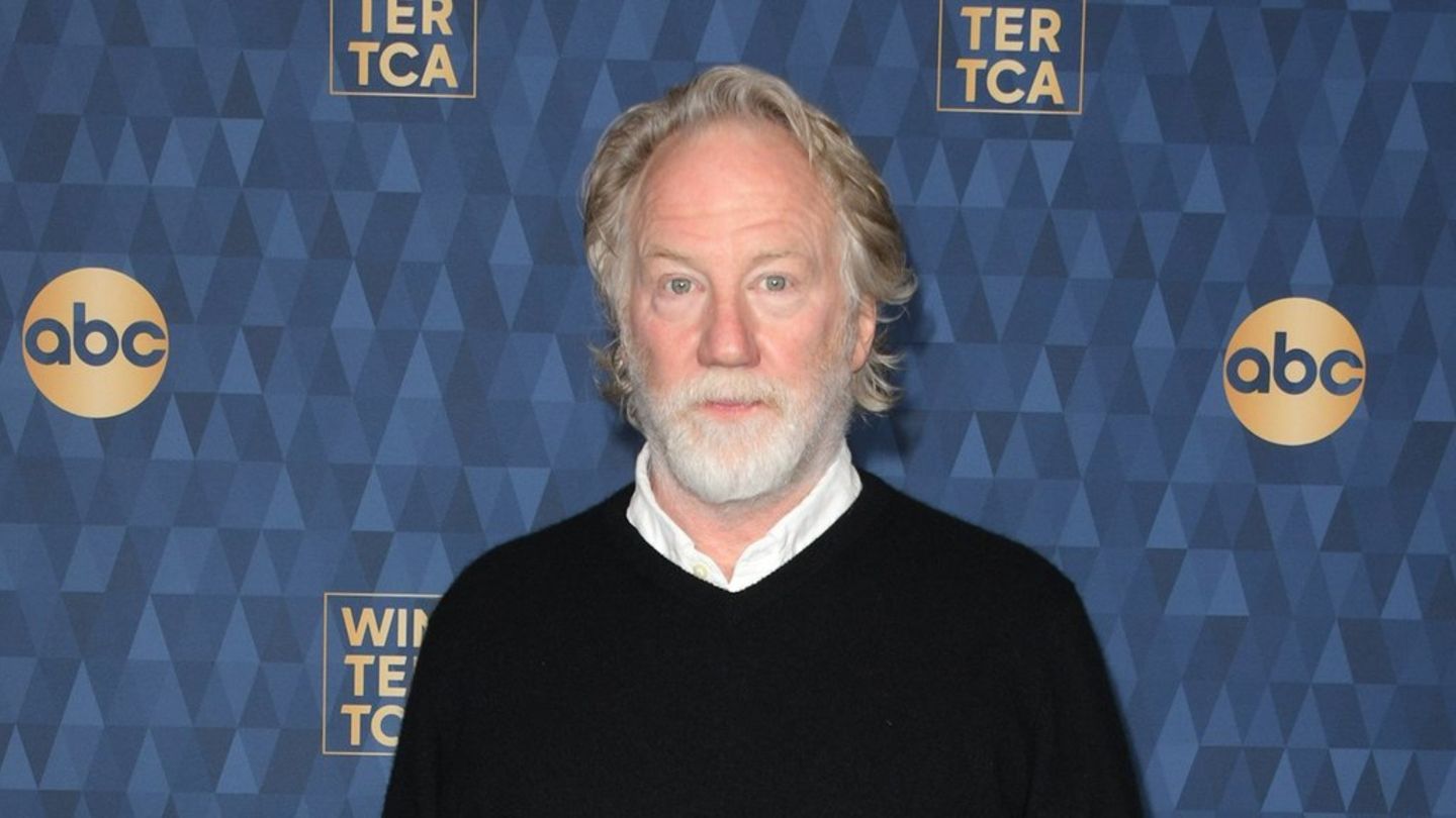 Timothy Busfield sieht sich mit schweren Vorwürfen konfrontiert - jetzt zieht die Produktionsfirma Amazon MGM die Reißleine.