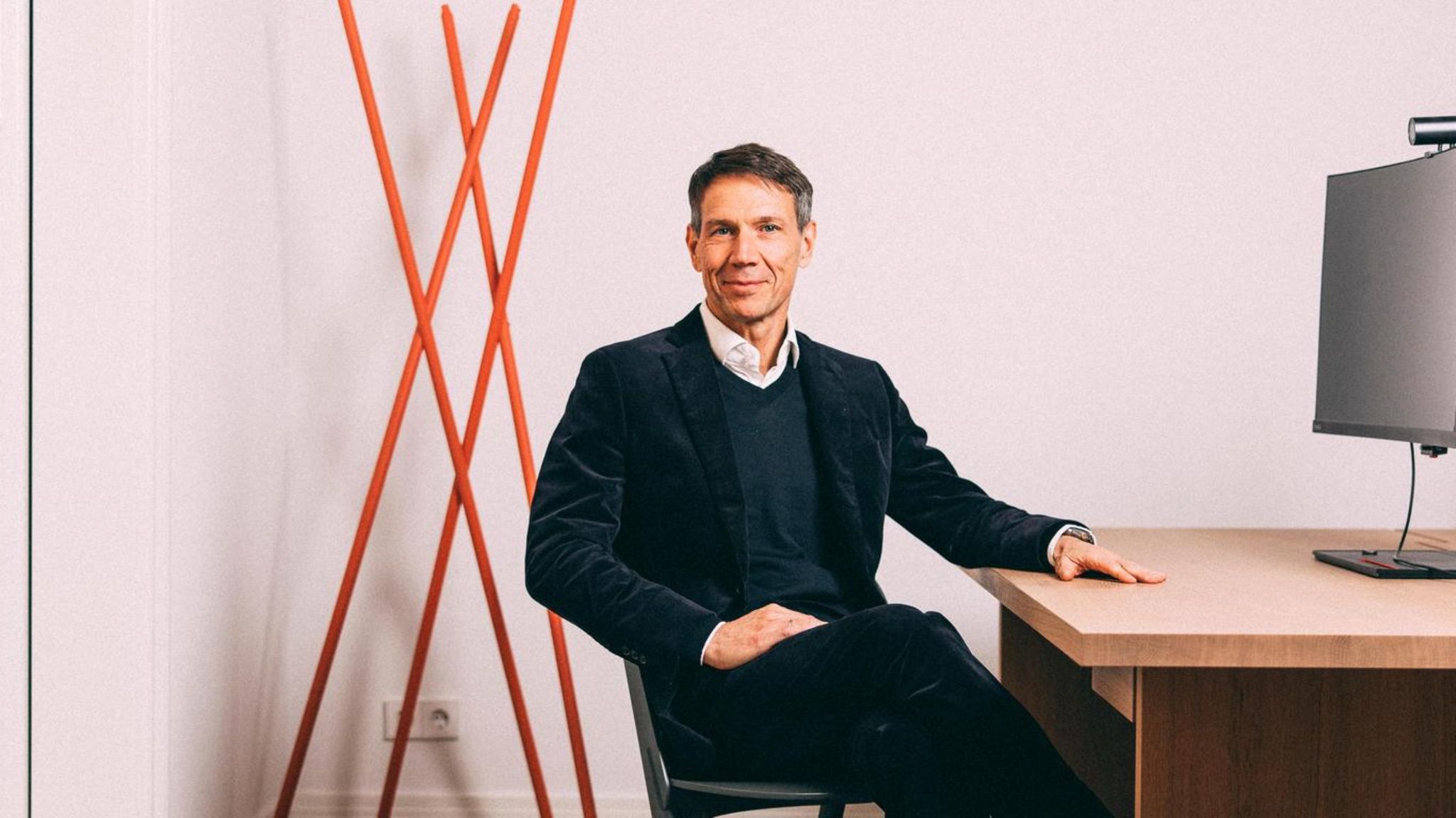 René Obermann trieb von 2006 bis 2013 als Vorstandschef der Deutschen Telekom die Sanierung des ehemaligen Staatskonzerns voran. Nach seinem Ausstieg wechselte er zum US-Investor Warburg Pincus und wurde dort 2024 Chairman für das Europageschäft. Zudem ist der 62-Jährige Aufsichtsratschef bei Airbus und soll diese Funktion künftig auch beim Softwarekonzern SAP übernehmen