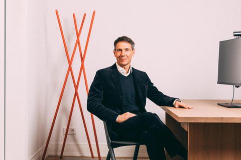 René Obermann trieb von 2006 bis 2013 als Vorstandschef der Deutschen Telekom die Sanierung des ehemaligen Staatskonzerns voran. Nach seinem Ausstieg wechselte er zum US-Investor Warburg Pincus und wurde dort 2024 Chairman für das Europageschäft. Zudem ist der 62-Jährige Aufsichtsratschef bei Airbus und soll diese Funktion künftig auch beim Softwarekonzern SAP übernehmen