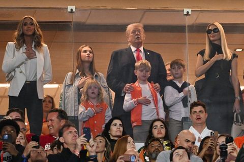 Donald Trump inmitten seiner Familie: Lara (v.l.), Kai, Ivanka und Jared Kushner. Vor dem US-Präsidenten stehen seine Enkelkin