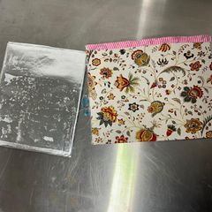 Die Postkarte befand sich in einer silberfarbene Kunststofffolie, die mit einer weißen kristallinen Substanz verklebt war