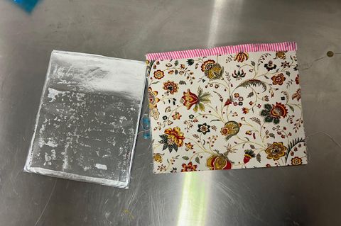 Die Postkarte befand sich in einer silberfarbene Kunststofffolie, die mit einer weißen kristallinen Substanz verklebt war