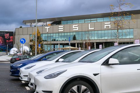 Deutsche Hersteller sind bei E-Autos am beliebtesten, die Marke Tesla hat einen Imageschaden erlitten. Foto: Patrick Pleul/dpa