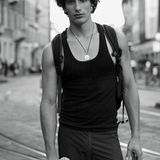 Ein junger Italiener in schwarzem Doppelripphemd