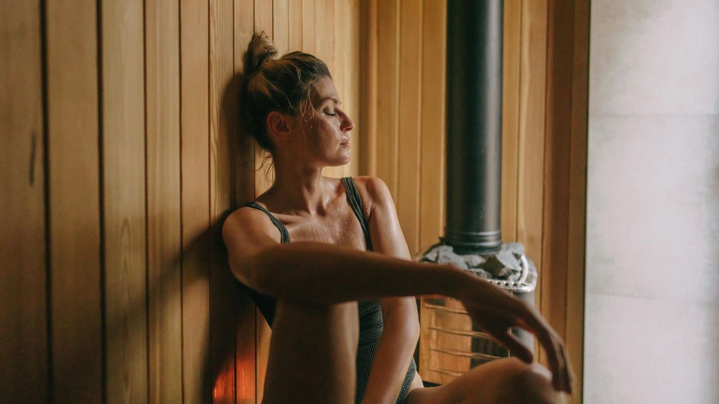 Frau sitzt in einer Sauna